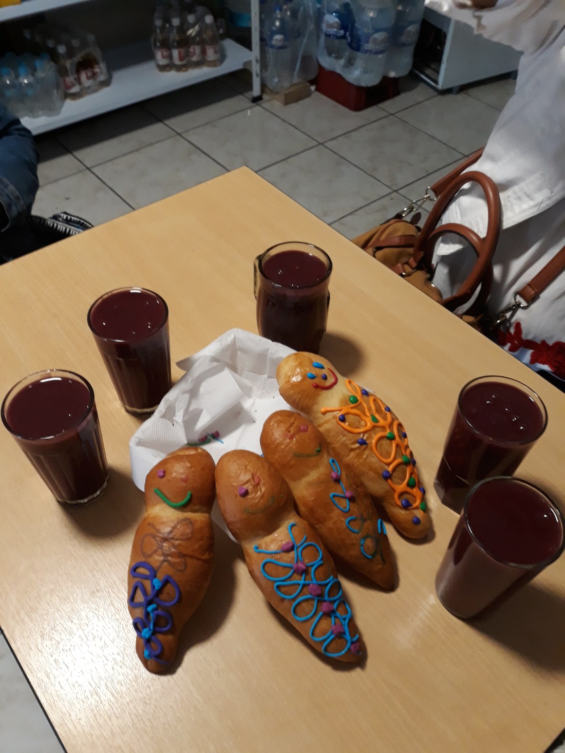 colada morada frente a Mercado de Artesania Quito